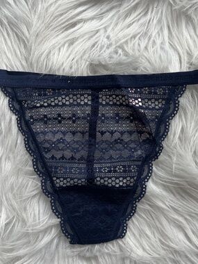 Victoria's Secret Cotton Lingerie Lace V-String Panty Size M